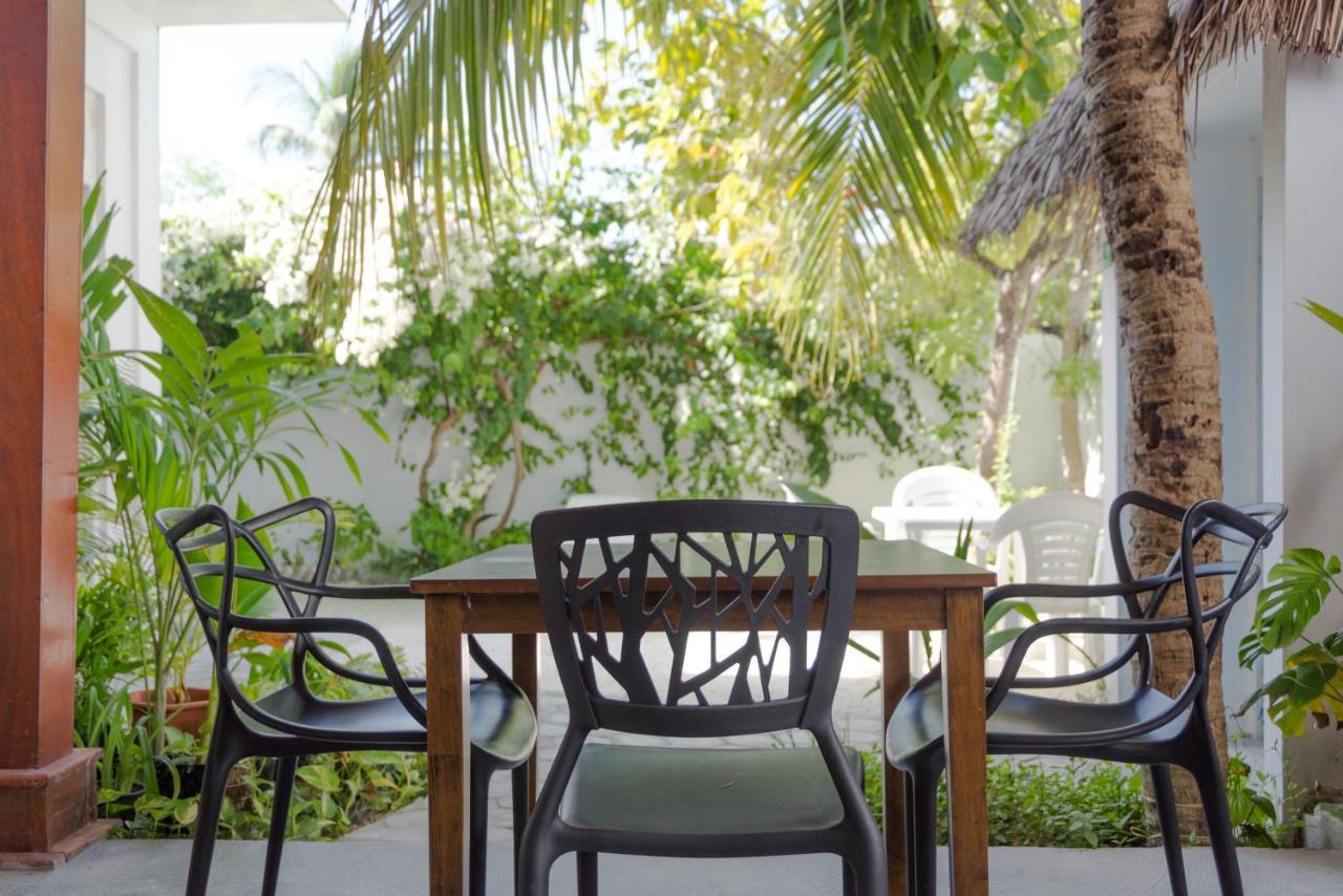 Palm Gate Maldives Hotell Thulusdhoo Exteriör bild